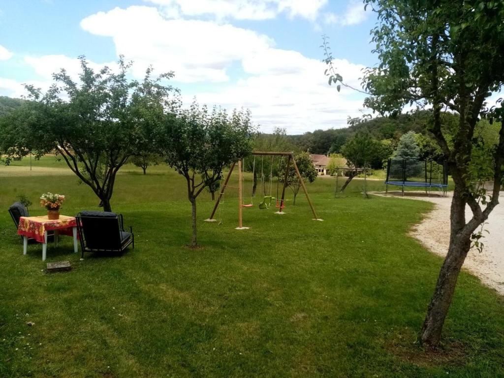 Maison en Pierre Rénovée 4 Pers avec Jardin et Terrasse, Proche Dordogne - FR-1-616-200 - Casa De Vacaciones (4 Adultos)
