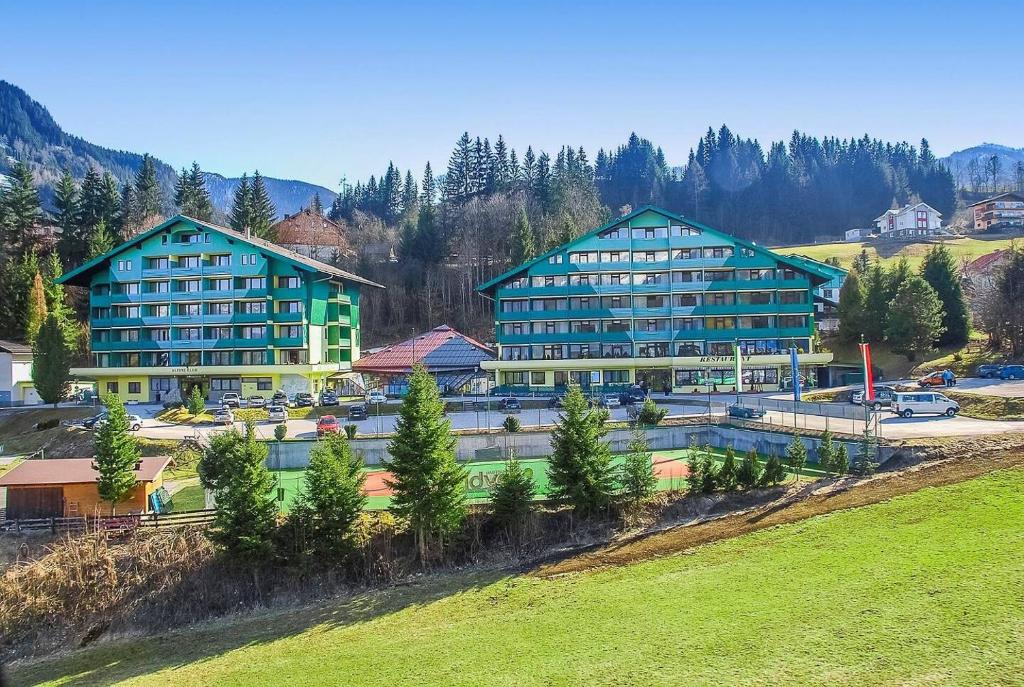 a large building with a parking lot in front of it at Alpine Club Apartement für 6 Personen in Schladming