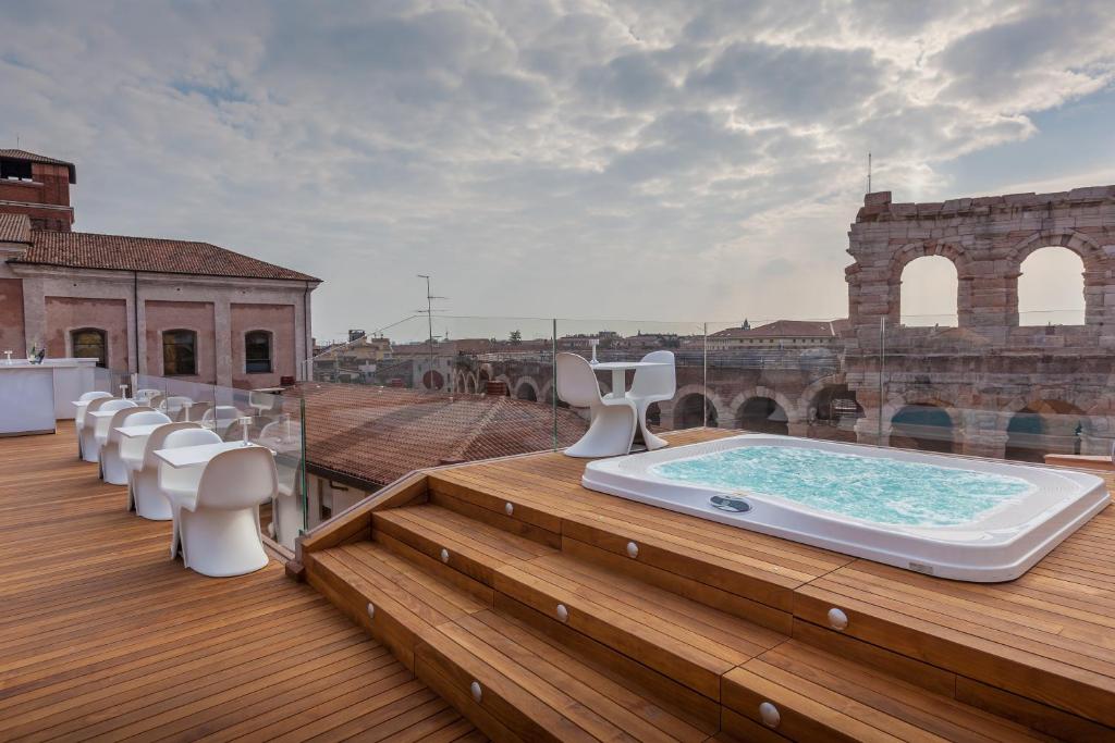 Basen w obiekcie Hotel Milano & SPA***S lub w pobliżu