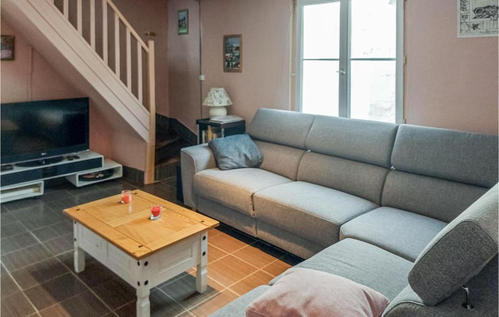 Posedenie v ubytovaní 5 Bedroom Gorgeous Home In Longvilliers