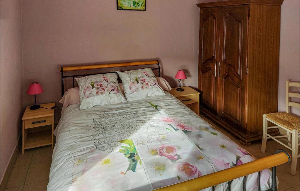 Posteľ alebo postele v izbe v ubytovaní 5 Bedroom Gorgeous Home In Longvilliers