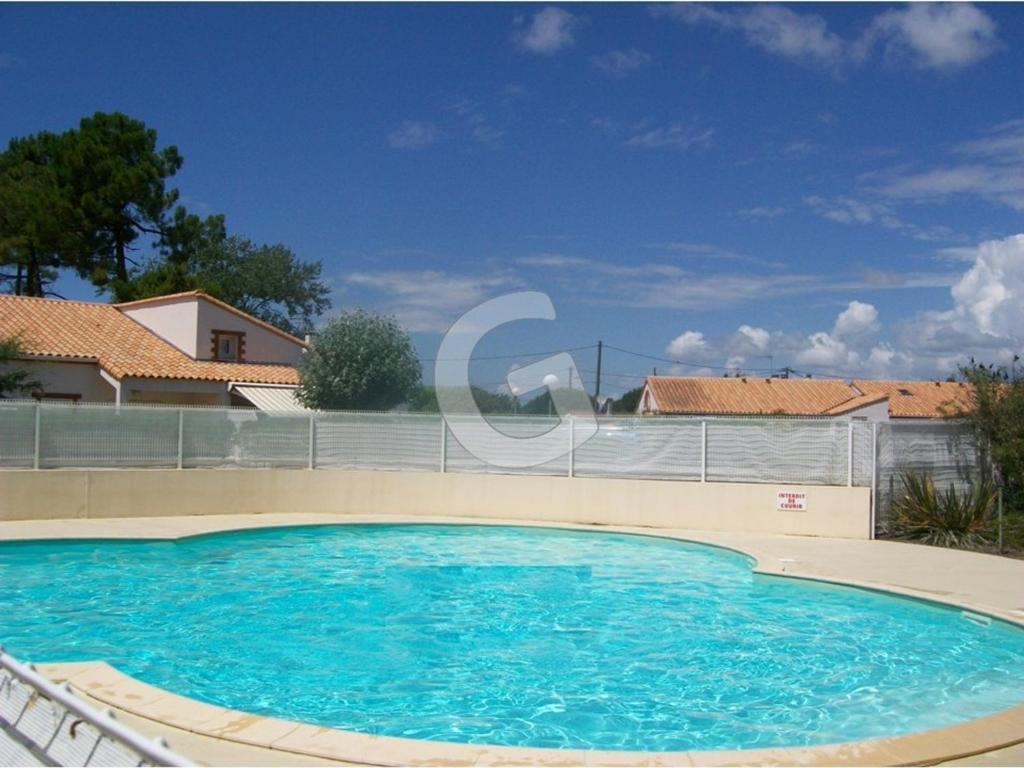 una piscina en una casa de agua azul en Appartement La Tranche-sur-Mer, 3 pièces, 4 personnes - FR-1-357-12, en La Tranche-sur-Mer