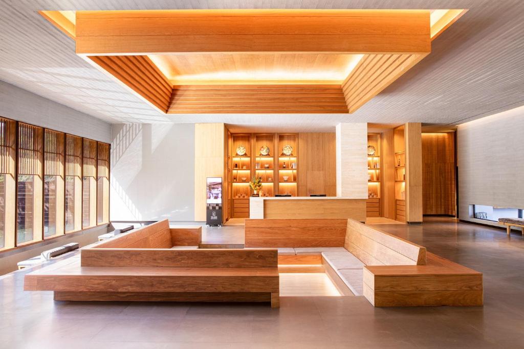 a lobby with wooden furniture and a vaulted ceiling at Wulai Pause Landis Resort in Wulai