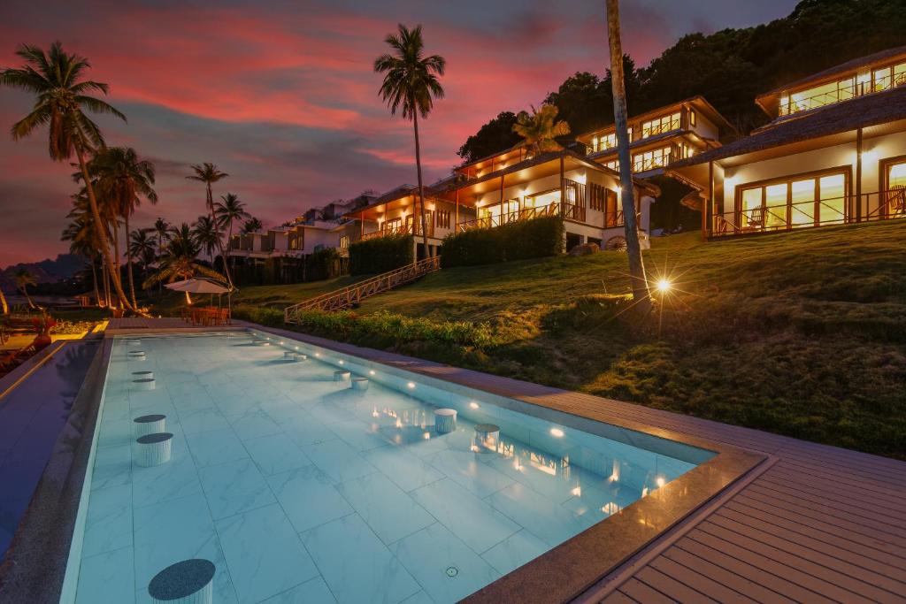 Bazén v ubytování Coconut Grove Resort nebo v jeho okolí