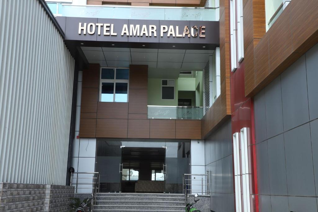 un hotel palacio americano con escaleras que conducen a un edificio en HOTEL AMAR PALACE BHARATPUR en Bharatpur