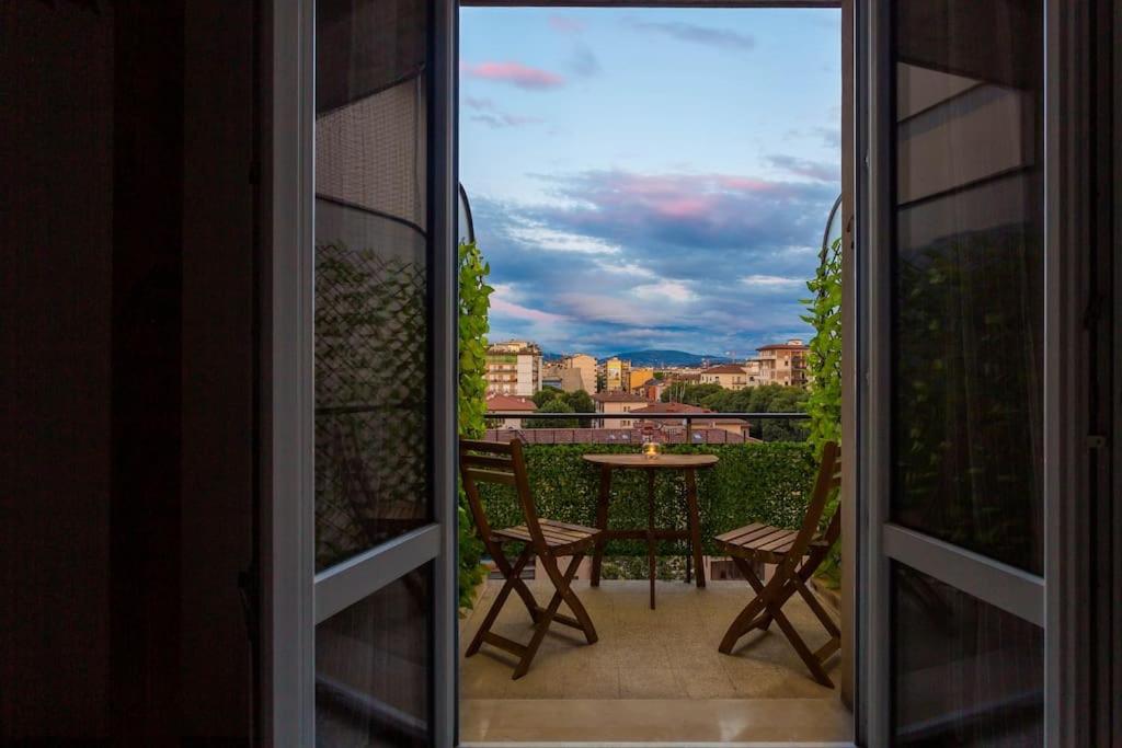 Μπαλκόνι ή βεράντα στο Living Florinda Apt. (3' to Airport, 9' to Center)