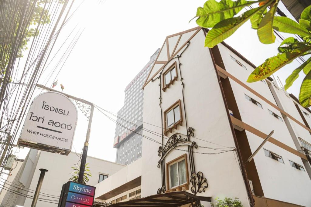budynek z znakiem na boku w obiekcie White Lodge Hotel Bangkok w mieście Bangkok