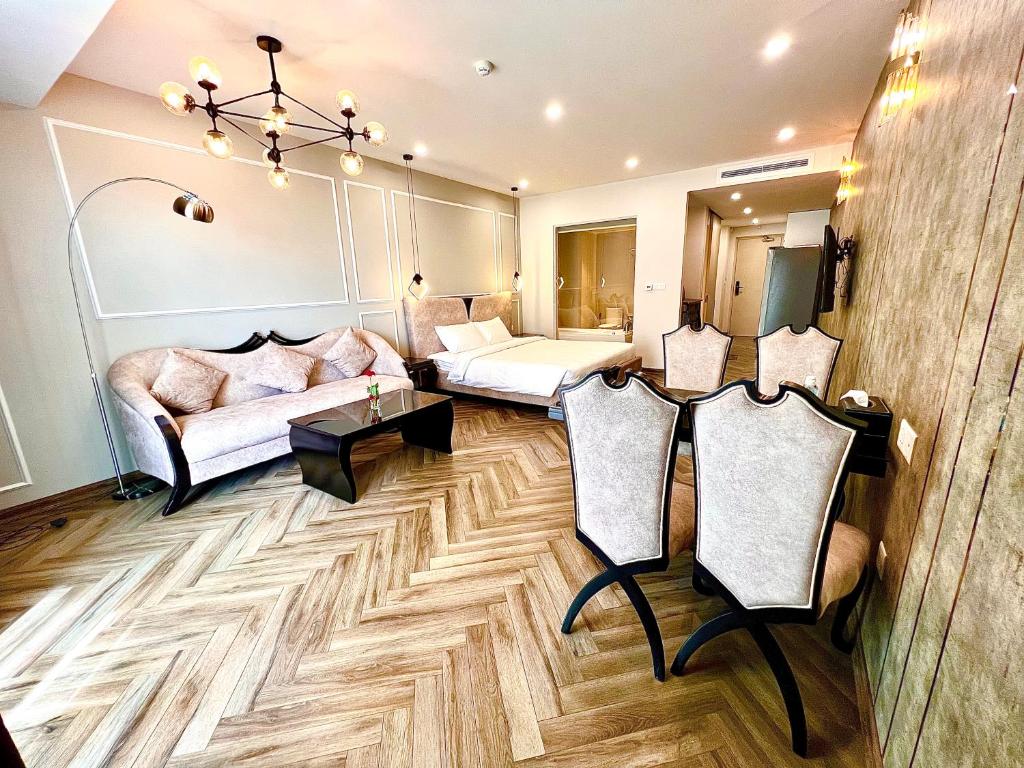ニャチャンにあるGold Coast Luxury Apartment Nha Trangのリビングルーム(ソファ、テーブル付)