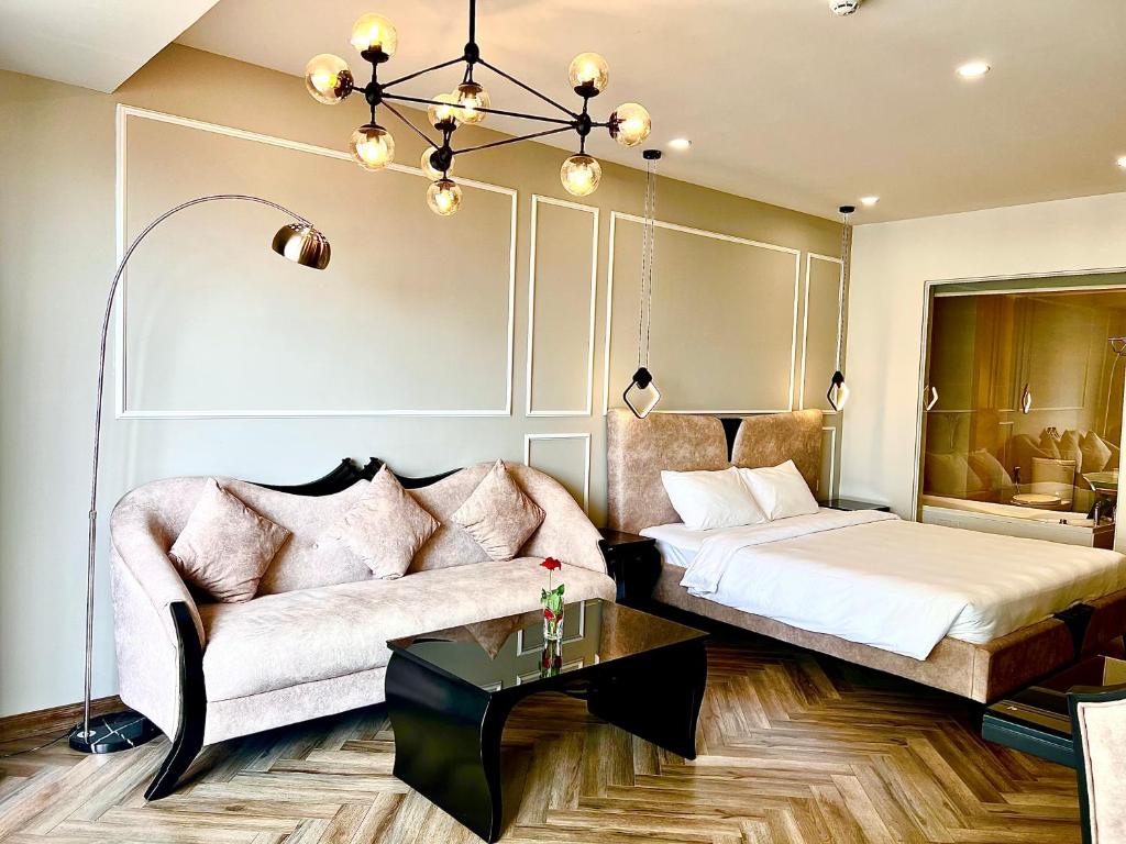 Giường trong phòng chung tại Gold Coast Luxury Apartment Nha Trang