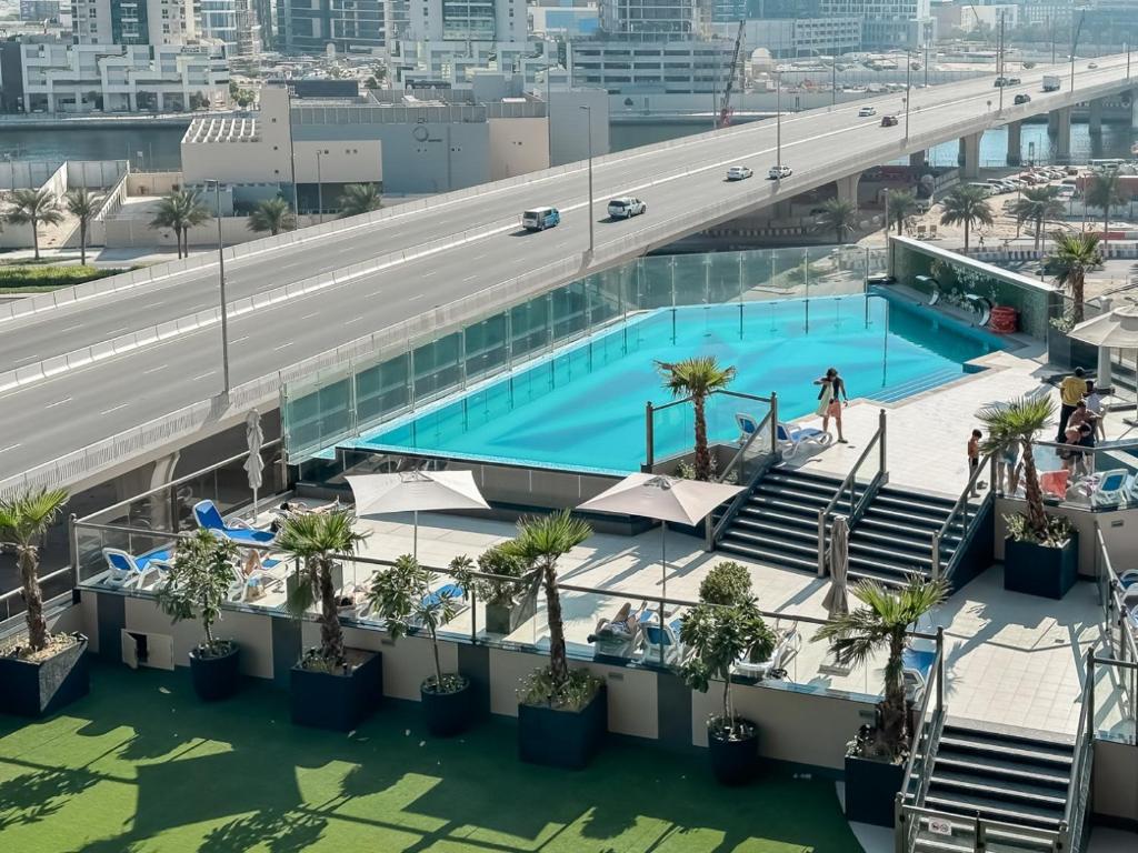 Bazén v ubytování Luton Vacation Homes - Elite Residence Downtown, Dubai nebo v jeho okolí
