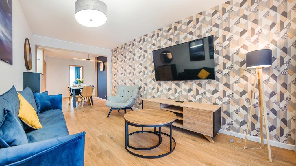 Televízia a/alebo spoločenská miestnosť v ubytovaní Apartament z 2 sypialniami Elegant Lux 18 E Perłowa Przystań - Holiday City