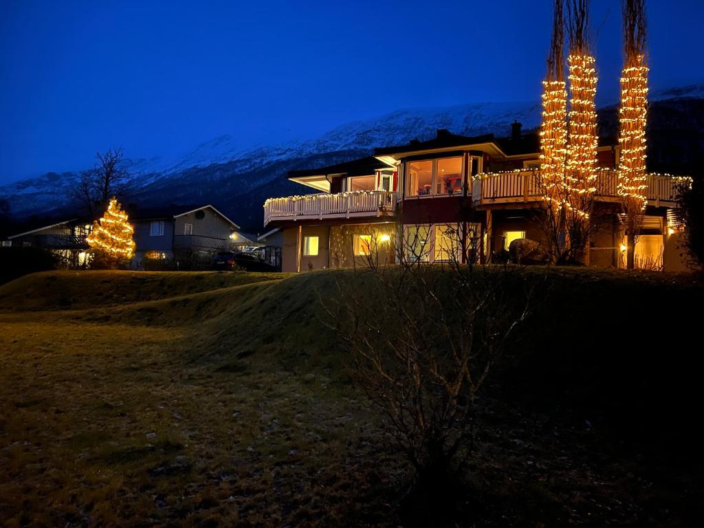トロムソにあるLiten kjellerleilighet. Landlig rolig område.の夜はクリスマスライトが飾られています。