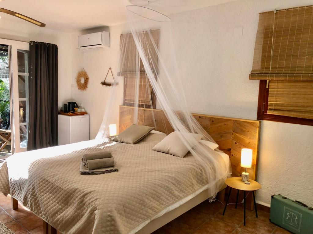 1 dormitorio con 1 cama con mosquitera en Casa Olivia, en Moraira