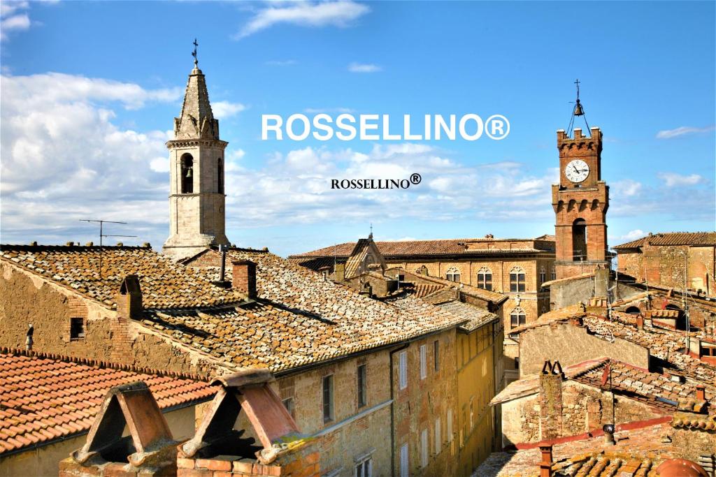 widok na miasto z dwoma wieżami i wieżą zegarową w obiekcie ROSSELLINO® w mieście Pienza