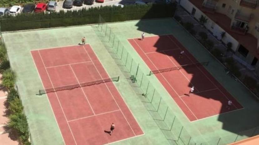 Tenis alebo squash v ubytovaní Las Góndolas Luxe alebo jeho okolí