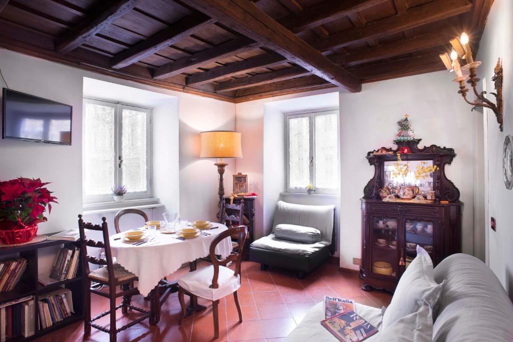 a living room with a table and a couch at Indimenticabili VACANZE ROMANE nel cuore della città in Rome