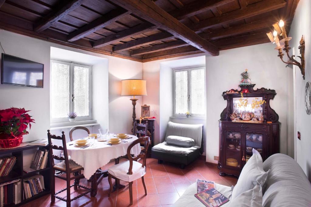 A seating area at Indimenticabili VACANZE ROMANE nel cuore della città