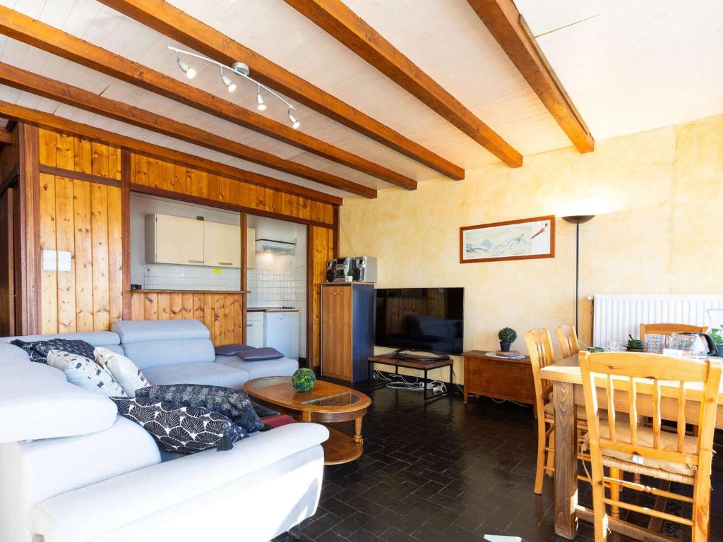 uma sala de estar com um sofá branco e uma mesa em Appartement Saint-Lary-Soulan, 3 pièces, 7 personnes - FR-1-296-296 em Saint-Lary-Soulan