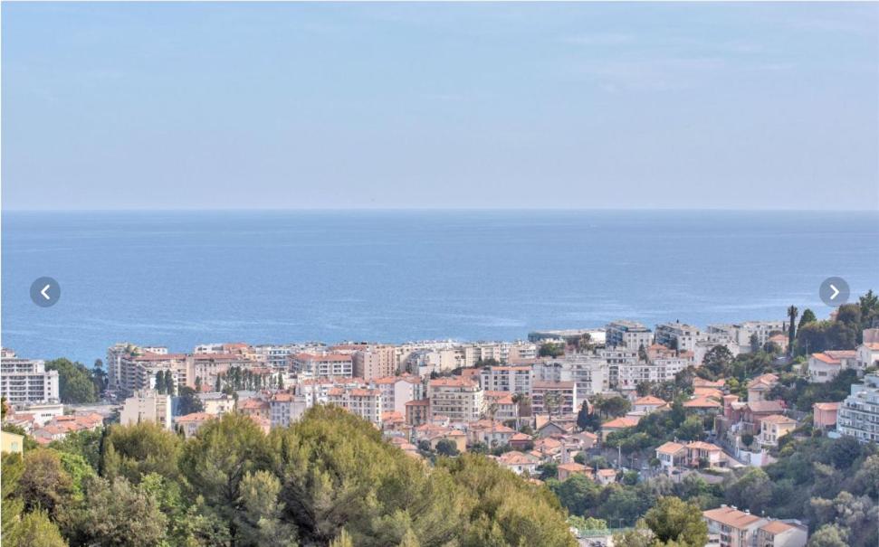 Eine Stadt mit Gebäuden und dem Meer im Hintergrund in der Unterkunft Nice garden in Nizza