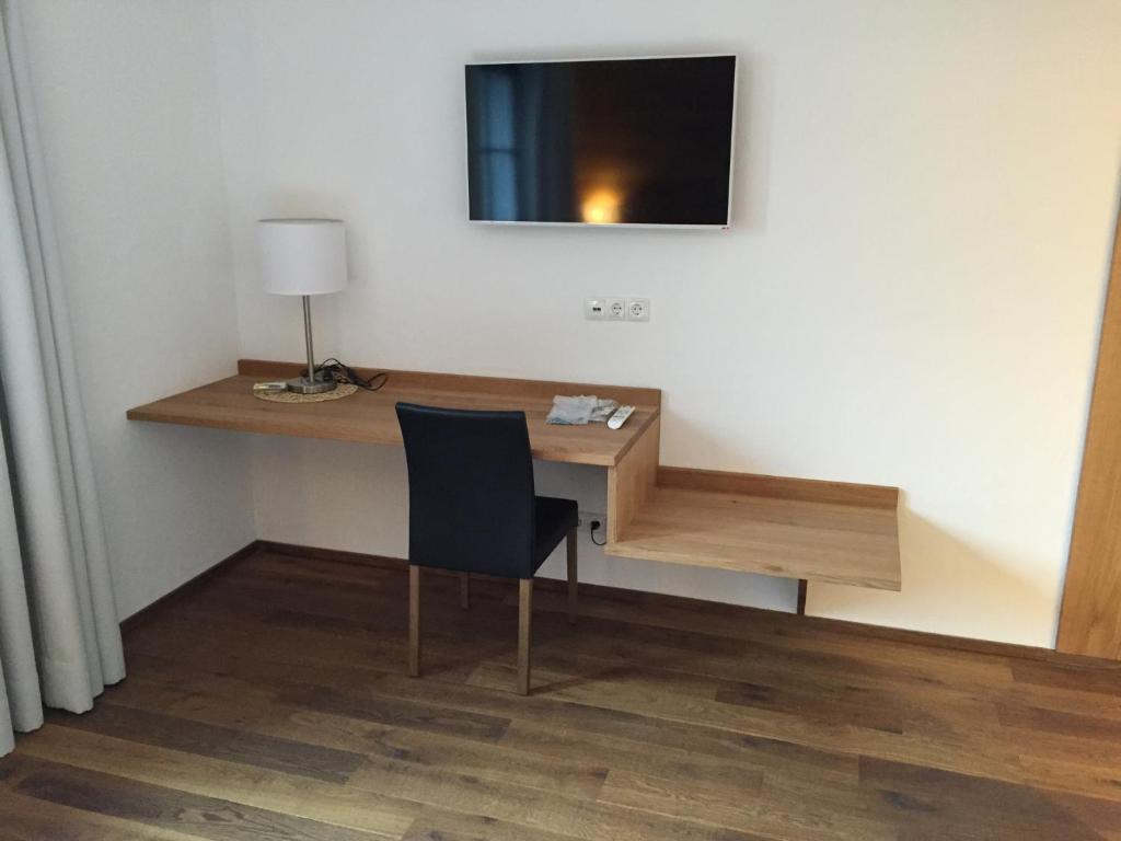 TV a/nebo společenská místnost v ubytování Hotel Café Schatz
