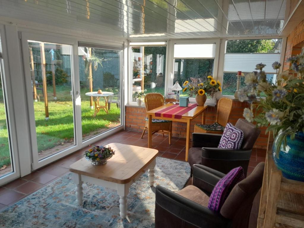 un porche cubierto con mesa y sillas en B&B Piccardie, en Emlichheim