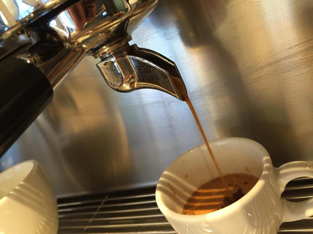Příslušenství pro přípravu čaje a kávy v ubytování Hotel Café Schatz