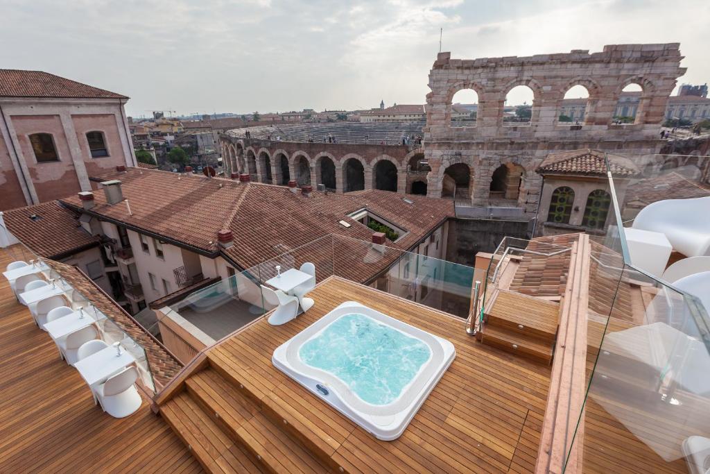 einem Pool auf der Terrasse eines Gebäudes in der Unterkunft Hotel Milano & SPA***S in Verona