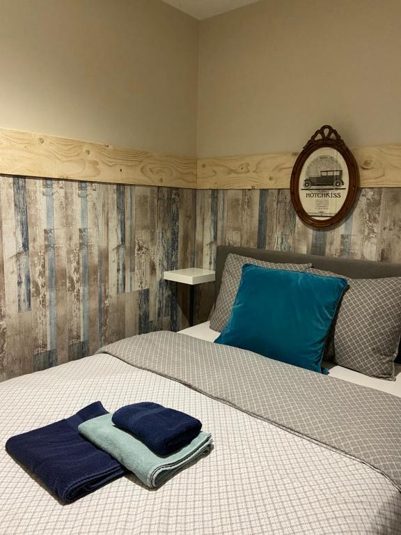 アクス・レ・テルムにあるLa Porteilleのベッドルーム1室(青いタオル付きのベッド1台付)
