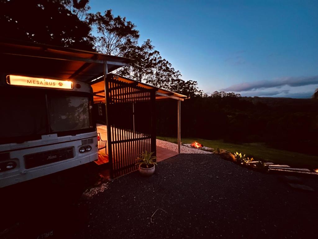 uma paragem de autocarro com uma televisão ao lado em Mesa Bus - Deluxe Byron Hinterland Eco Stay em Rosebank