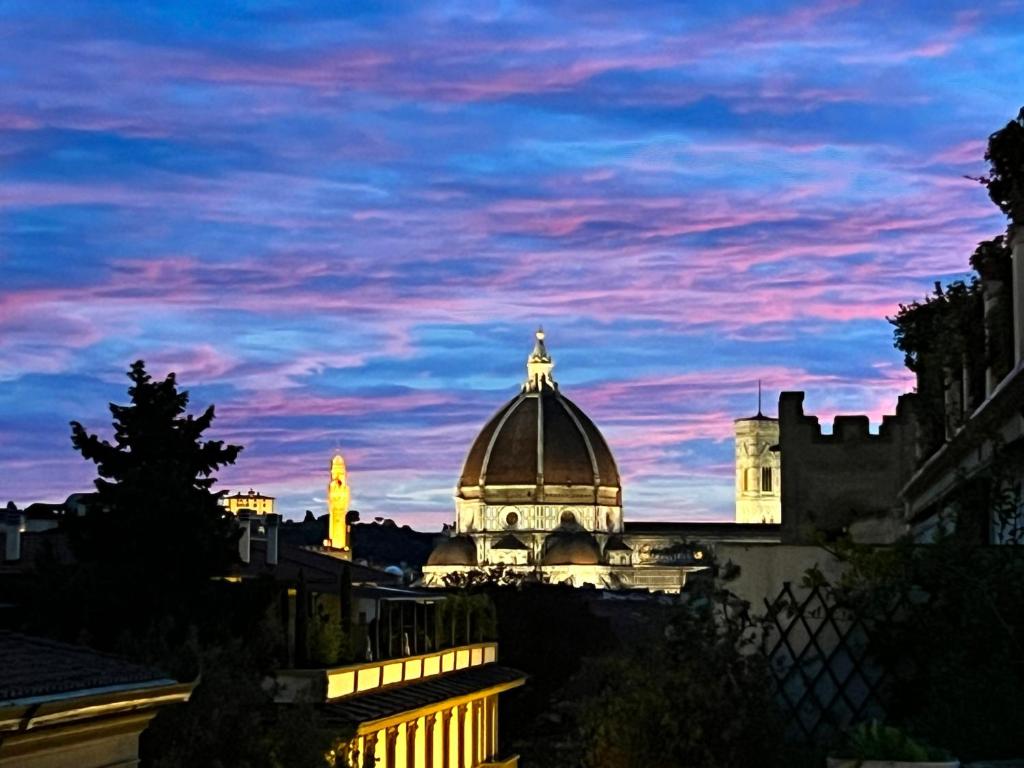 una vista de un edificio por la noche con un cielo en Garden Blue, en Florencia