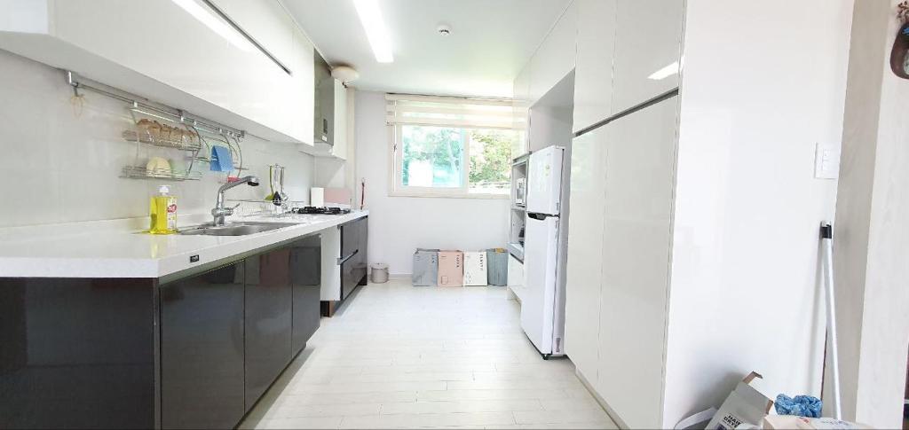 Kuchyň nebo kuchyňský kout v ubytování Gamseong House