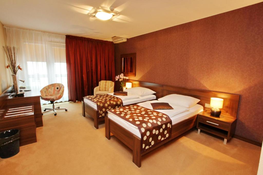Postel nebo postele na pokoji v ubytování City Hotel Nitra with free parking