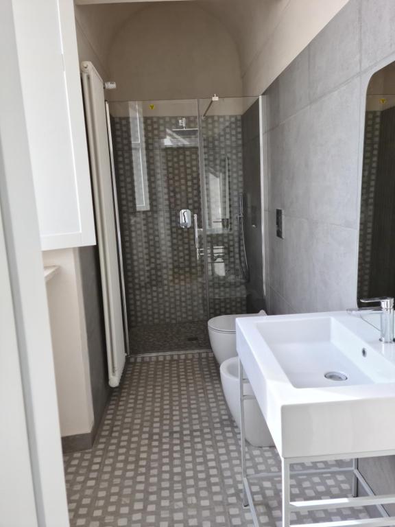 La salle de bains est pourvue d'une douche, de toilettes et d'un lavabo. dans l'établissement Al Palazzotto, à Lucera