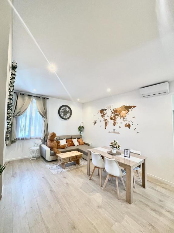 salon ze stołem i kanapą w obiekcie Defoy Getaway - Antibes w mieście Antibes