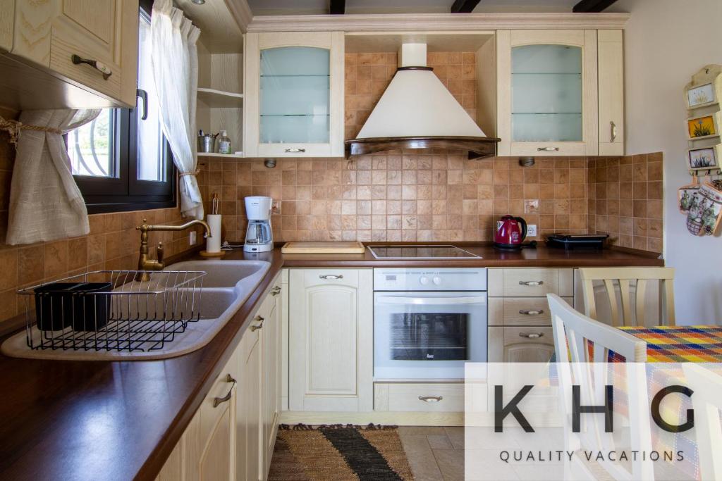 Kuchyň nebo kuchyňský kout v ubytování Villa Harmony in Lourdata