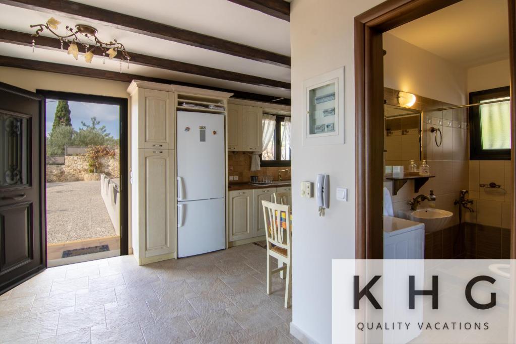 Kuchyň nebo kuchyňský kout v ubytování Villa Harmony in Lourdata