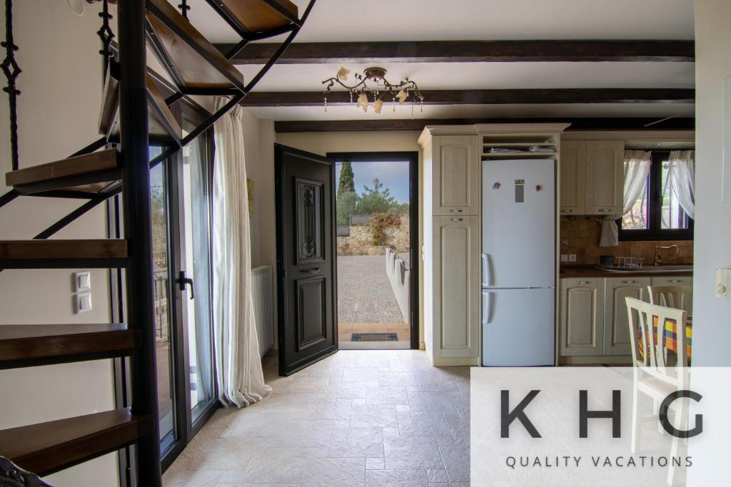 Kuchyň nebo kuchyňský kout v ubytování Villa Harmony in Lourdata