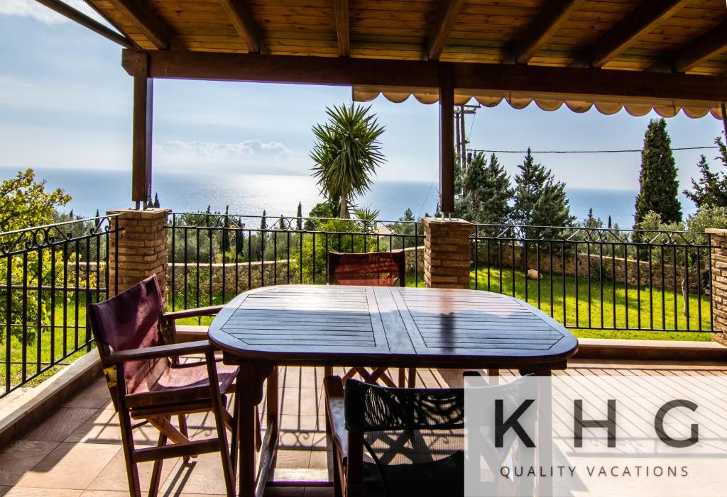 Balkón nebo terasa v ubytování Villa Harmony in Lourdata