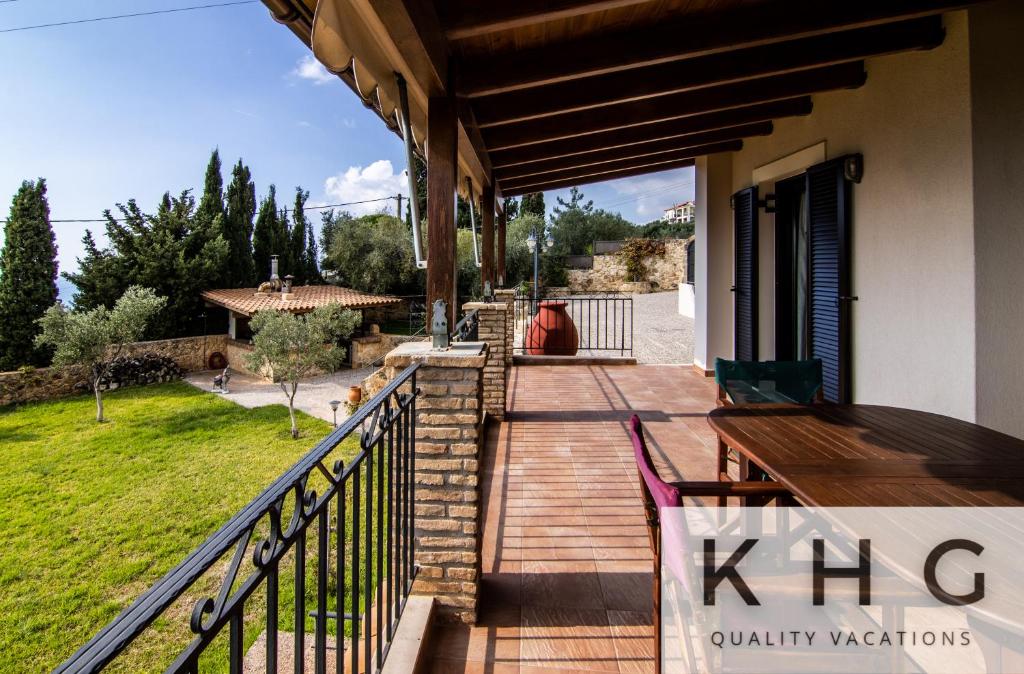 Balkón nebo terasa v ubytování Villa Harmony in Lourdata
