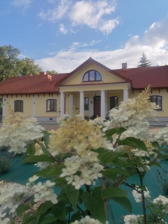 Vonkajšia záhrada v ubytovaní DOM WESELNY 'DWÓR W JUROWCACH'