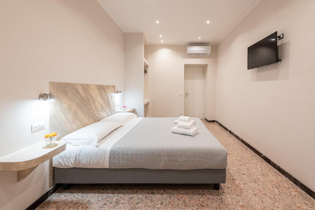 una camera con un grande letto e una televisione di Ancient Rome Apartment a Roma