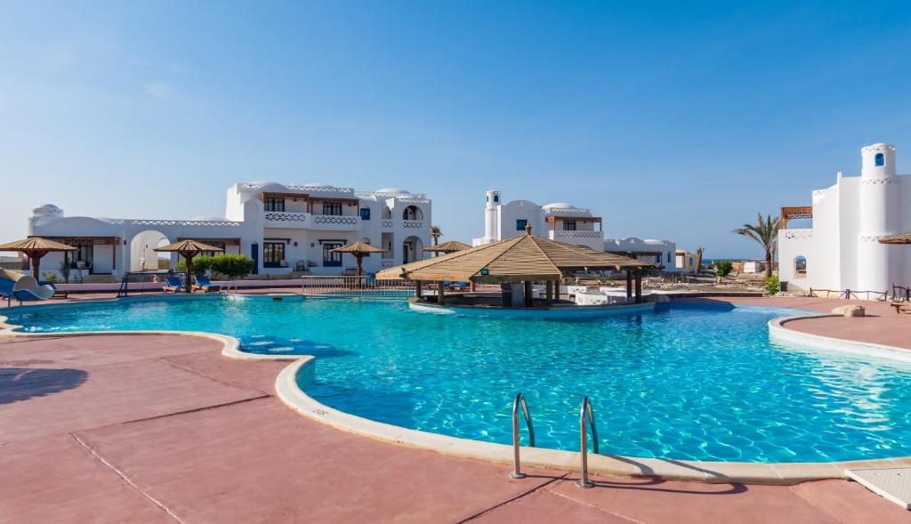 Bazén v ubytování Beach safari nubian resort nebo v jeho okolí