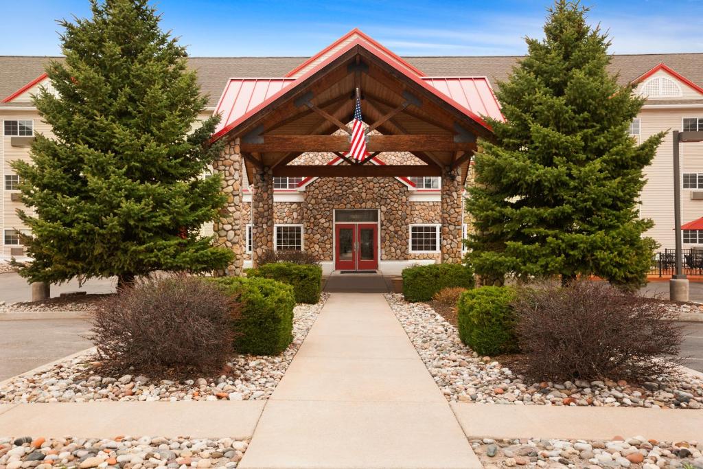 un edificio con una bandera americana en el frente en GreenTree Suites Eagle / Vail Valley, en Eagle