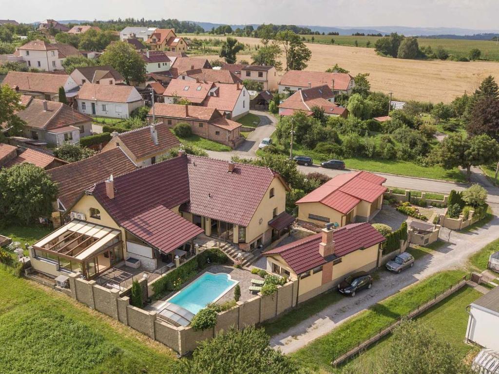 uma vista aérea de uma propriedade residencial com uma piscina em Luxusní vila v Rudici 