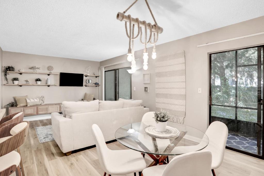 Μια τηλεόραση ή/και κέντρο ψυχαγωγίας στο Lovely condo with pools, tennis, central AC, & washer/dryer - snowbird-friendly