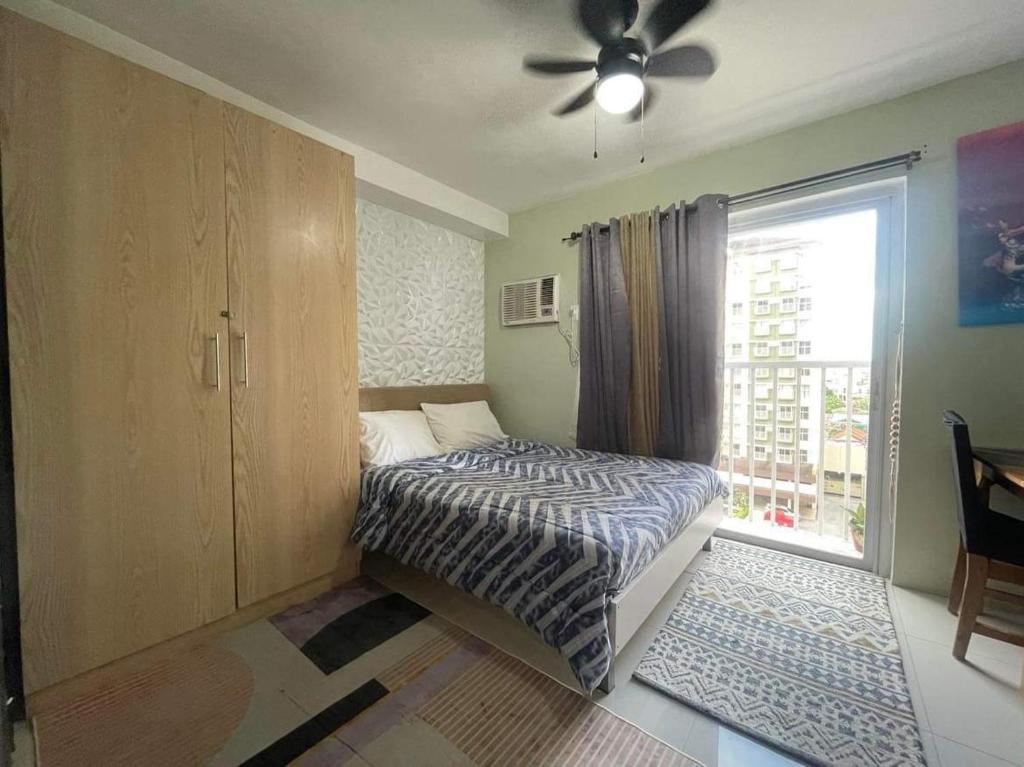 een kleine slaapkamer met een bed en een raam bij Bamboo Bay Condominium T1 in Nawanao