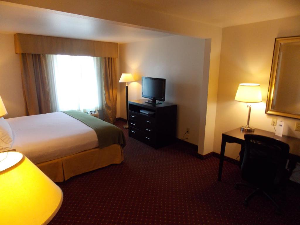 Postel nebo postele na pokoji v ubytování Holiday Inn Express Syracuse-Fairgrounds by IHG