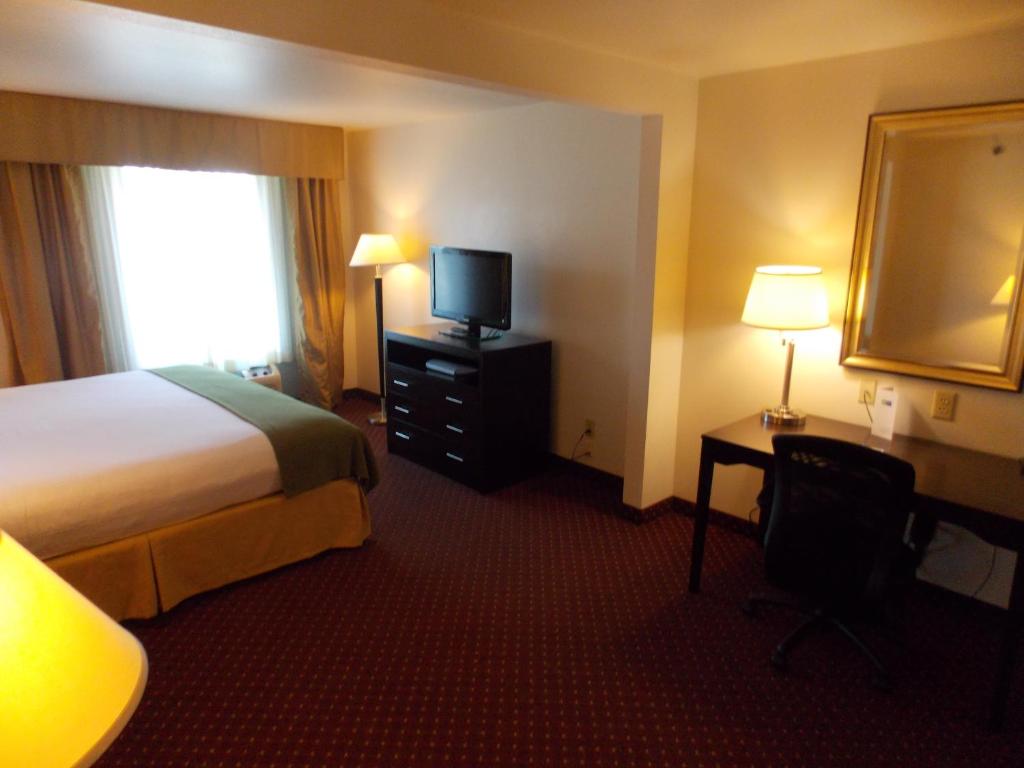 Postel nebo postele na pokoji v ubytování Holiday Inn Express Syracuse-Fairgrounds by IHG