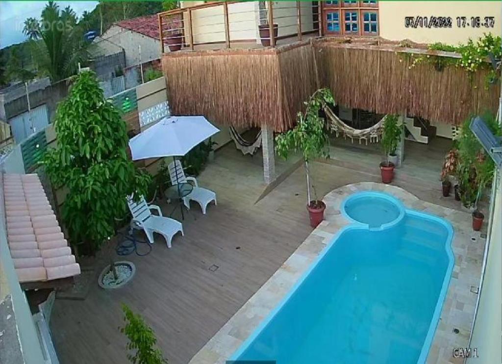 una vista dall'alto di una piscina in un edificio di Casa em Milagres a São Miguel dos Milagres