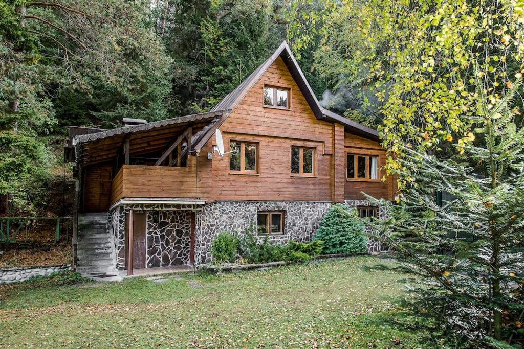 una casa in legno in mezzo a un cortile di Old Fashioned Cottage in Lopusna dolina near High Tatras a Lučivná